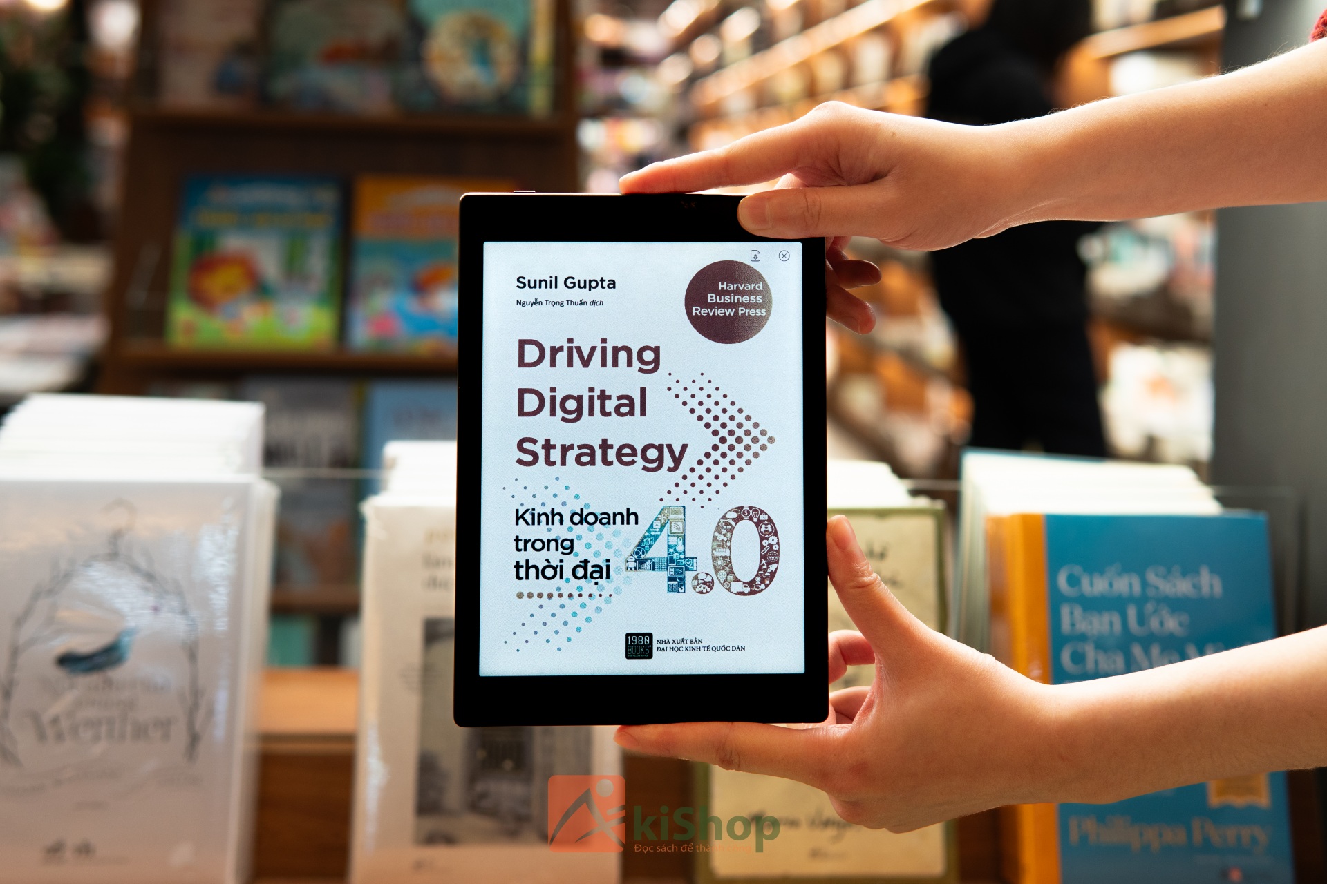 Ánh sáng đèn nền dịu nhẹ giúp bạn đọc sách thoải mái mà không gây mỏi mắt