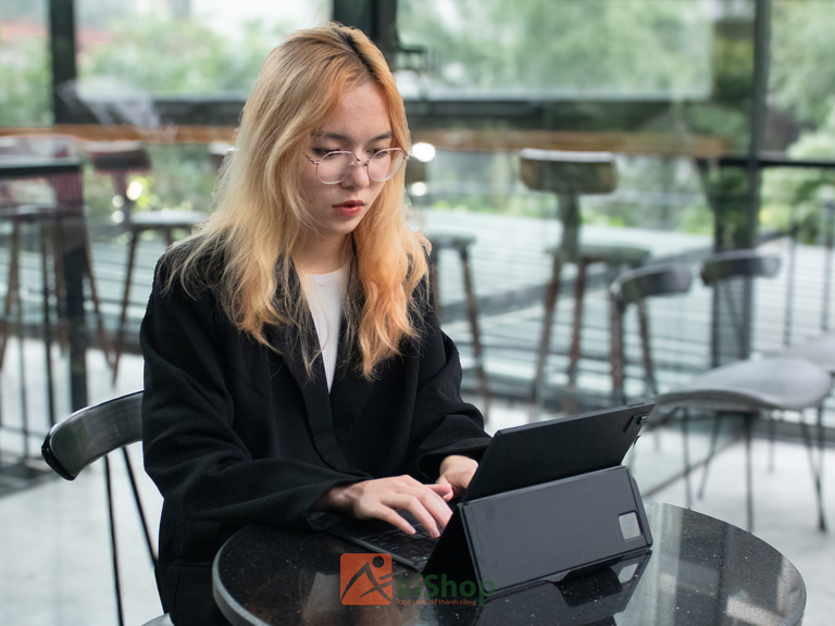 Cân nhắc giá cả và uy tín thương hiệu khi mua máy đọc sách màn hình lớn