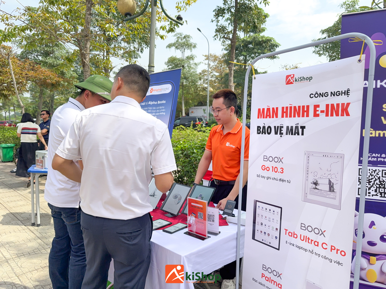 Hỏi người bán để được tư vấn khi mua máy đọc sách