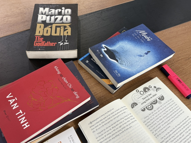 Sách giấy chiếm nhiều không gian lưu trữ 