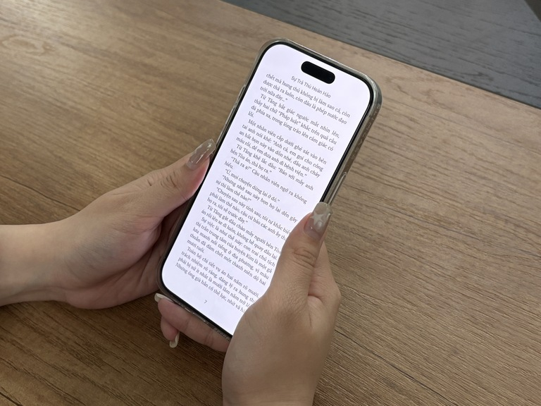 Đọc sách trên điện thoại gây hại mắt