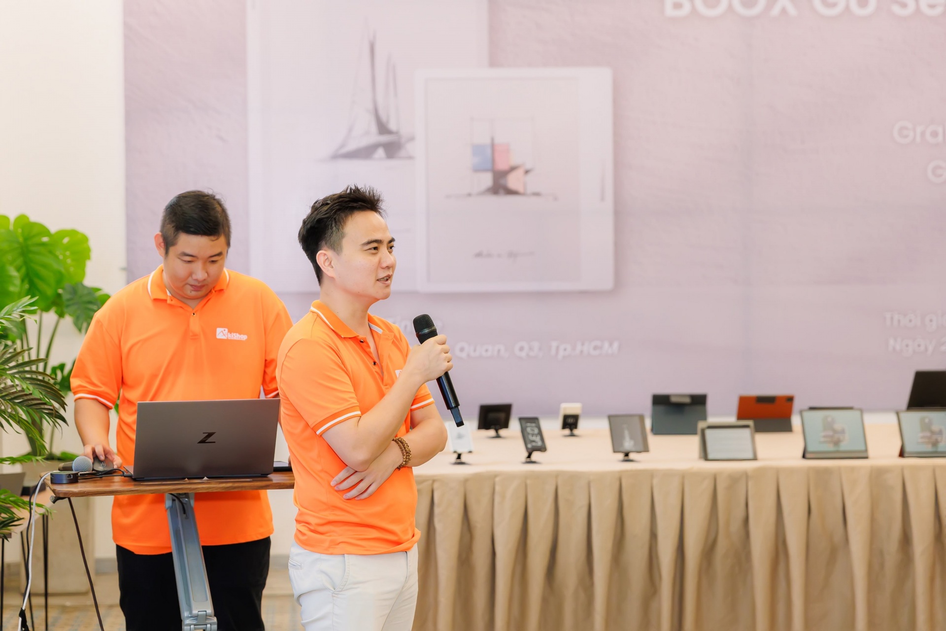 may-doc-sach-akishop