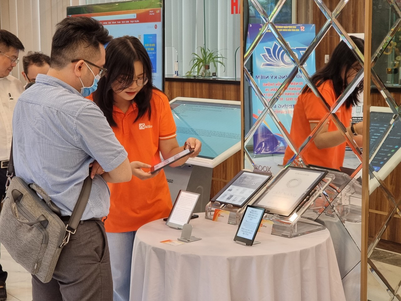 may-doc-sach-akishop