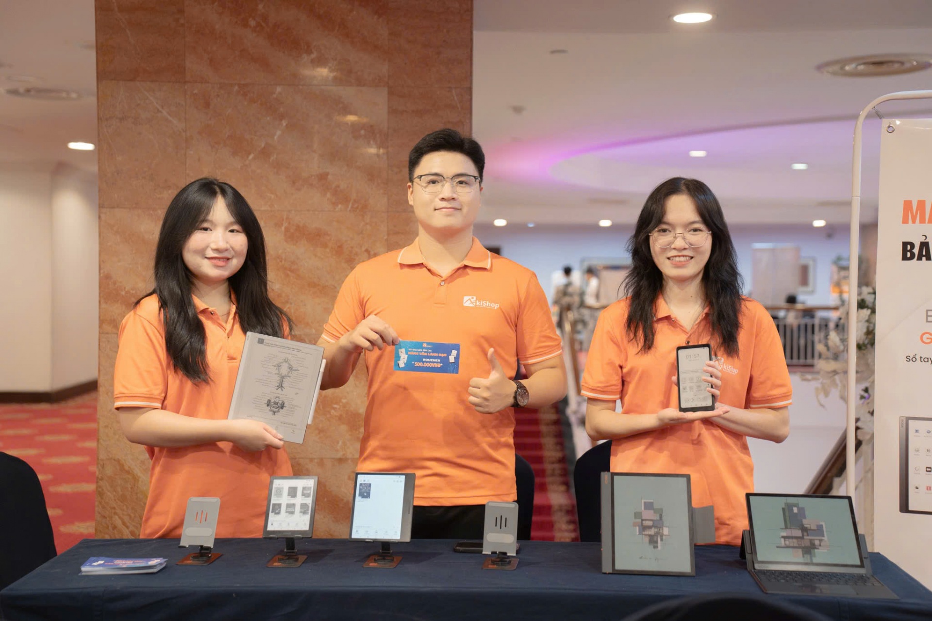 may-doc-sach-akishop