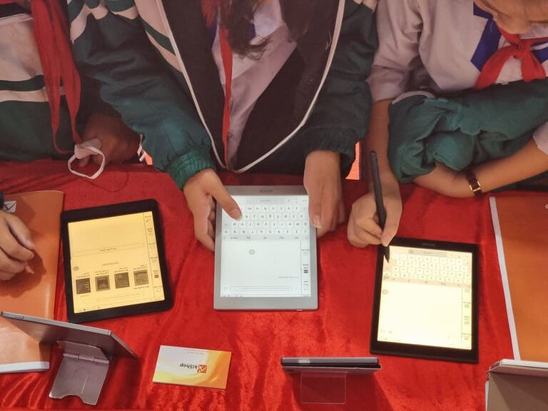 Sử dụng máy đọc sách đem lại nhiều lợi ích với trẻ em