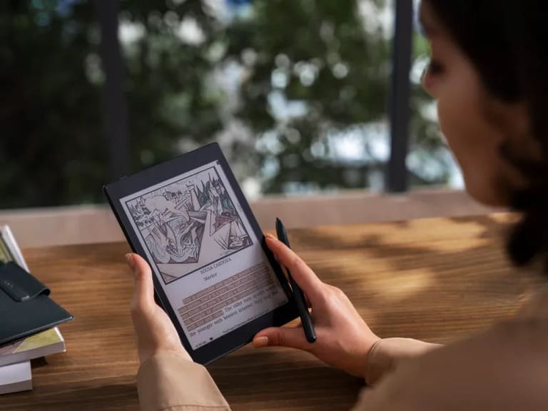 Máy đọc sách có thể tùy chỉnh chữ, highlight, ghi chú, và dịch trực tiếp.